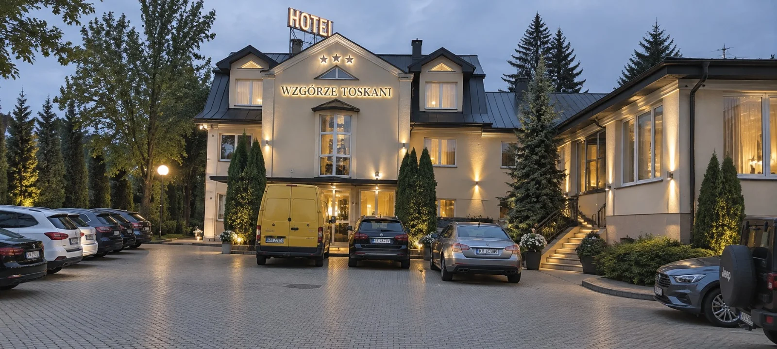 Budynek Senior Prestige Apartamenty wieczorem